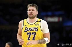 防守表现不佳，湖人本季对手三分命中率高达37.9%，场均快攻失分排名第18