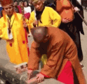 聚焦瞬间！众人围观，尴尬搞笑场面引笑料不断