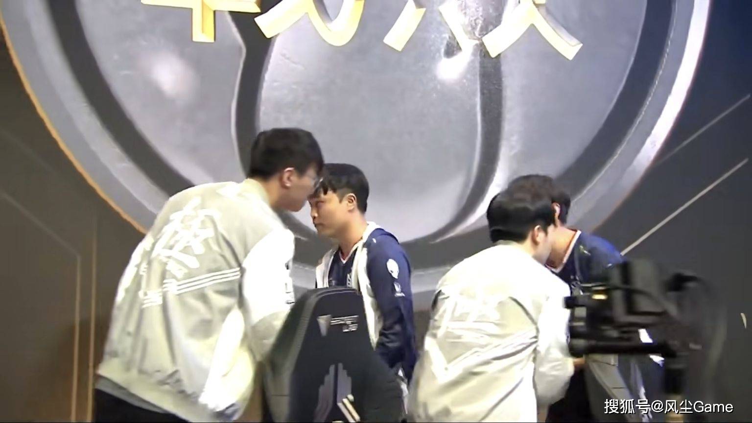 LOL传奇中单官宣退役！连续8年进世界赛，巅峰期把IG打到解散