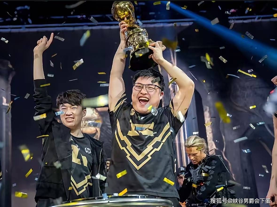 继“真实电竞喊话LPL:凭什么让Uzi退役?”后,水晶哥与MLXG谈Uzi复出:概率不超过百分之二十,他都二胎了,会以家庭为重!