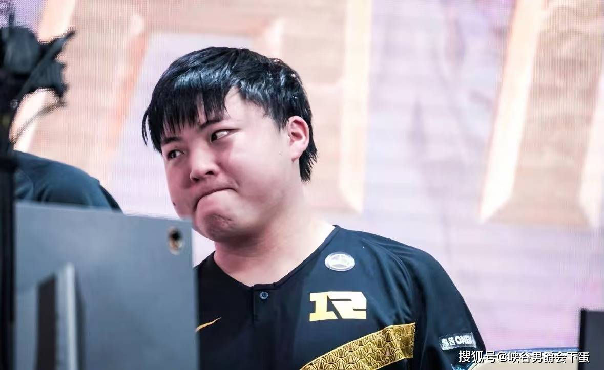 继“真实电竞喊话LPL:凭什么让Uzi退役?”后,水晶哥与MLXG谈Uzi复出:概率不超过百分之二十,他都二胎了,会以家庭为重!