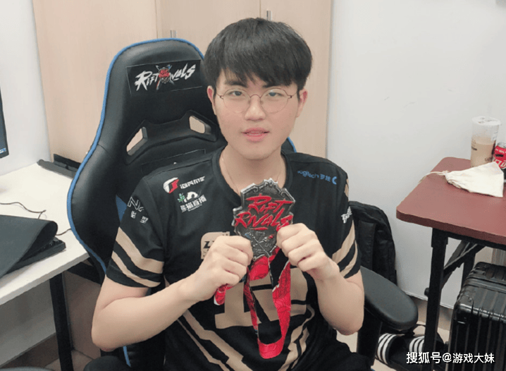 姿态体验WASD操作LOL，轻松实现脚本级走位，堪称物理外挂