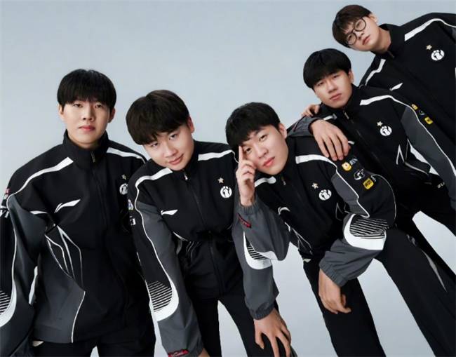 【一竞技1JingJi】LOL：LPL首支至臻全华班诞生 AL新教练打脸Tabe