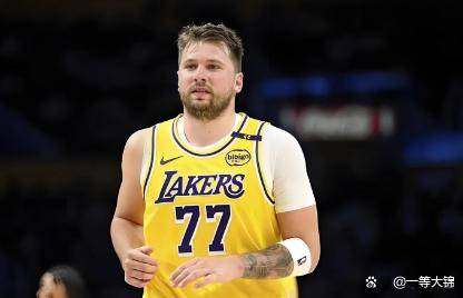 防守表现不佳，湖人本季对手三分命中率高达37.9%，场均快攻失分排名第18